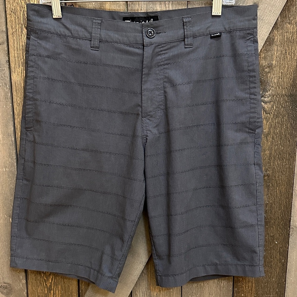 Travis Mathew Gray Golf Shorts Mens 32 Flat Front Stretch Stripe Casual
